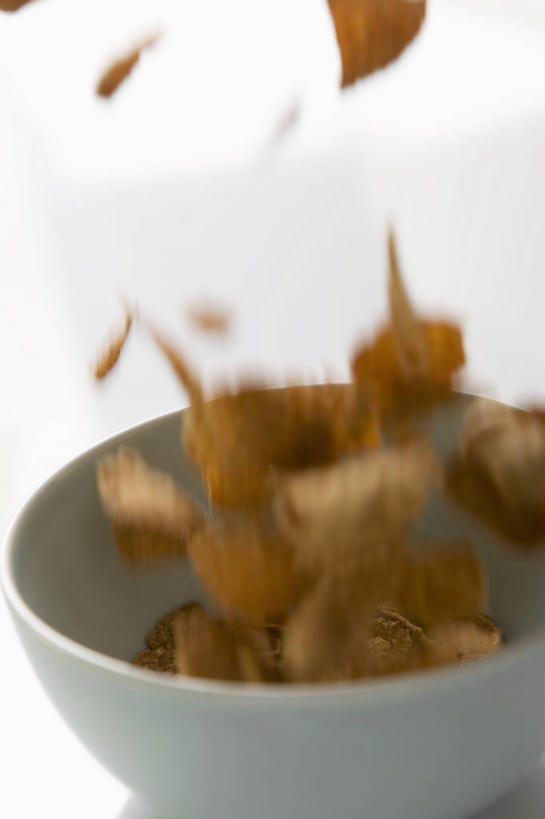 无人,竖图,俯视,室内,特写,白天,白色背景,早餐,桌面,桌子,许多,阴影,飞溅,朦胧,模糊,溅,反射,木制,液体,影子,陶瓷,水滴,谷物,食品,陶瓷制品,很多,美食,饮食,水珠,一个,木制品,容器,碗,保健,摄影,影棚,单个,储藏,麦片,储存,喷洒,下降,降落,降低,下跌,下落,彩图,高角度拍摄,影棚拍摄,拍摄,贮存