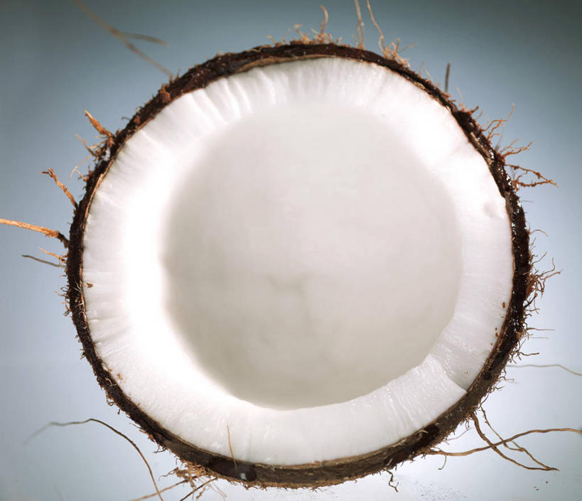 无人,横图,俯视,室内,特写,白天,桌面,桌子,椰子,水果,切开,阴影,新鲜,反射,木制,影子,生食,食品,果实,半个,食物,白色,木制品,切,一半,摄影,有机食品,绿色食品,影棚,剖面,切面,大椰,胥余,椰瓢,越王头,彩图,高角度拍摄,影棚拍摄,拍摄