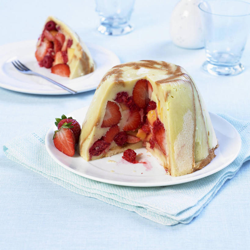 点心,无人,方图,俯视,室内,特写,白天,下午茶,桌面,桌子,草莓,浆果,餐具,水果,金属制品,阴影,新鲜,反射,金属,木制,叉子,碟子,盘,影子,生食,食品,布丁,甜点,甜品,果实,食物,糕点,两个,盘子,餐巾,木制品,碟,果冻,甜食,零食,摄影,有机食品,绿色食品,影棚,啫喱,餐叉,海绵蛋糕,保洁方巾,口布,进餐用具,洋莓,水果皇后,红莓,地莓,彩图,高角度拍摄,影棚拍摄,拍摄,蛋糕