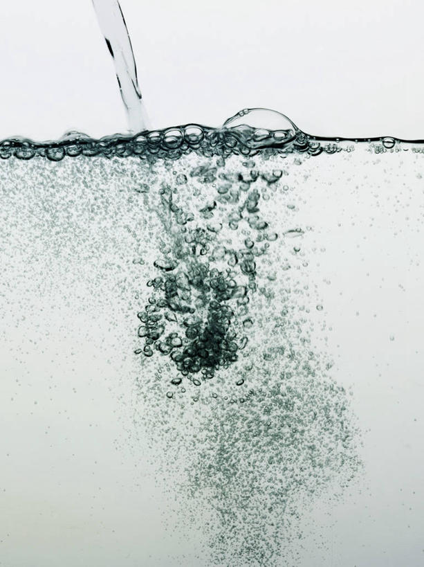 无人,竖图,室内,特写,白天,白色背景,正面,水,波纹,透明,液体,气泡,水滴,涟漪,漩涡,水泡,水珠,水纹,泡泡,摄影,影棚,圆弧,下降,降落,降低,下跌,下落,彩图,影棚拍摄,拍摄