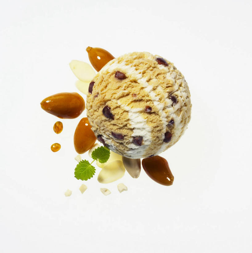 无人,竖图,俯视,室内,特写,白天,白色背景,桌面,桌子,杏仁,阴影,反射,粘稠,木制,影子,调料,糖,冰激凌,调味品,清凉,调味料,一个,木制品,冷饮,舒服,冰淇淋,摄影,影棚,单个,糖浆,解暑,解渴,雪糕,黏稠,舒爽,冰糕,消暑,浓厚,杏子,杏梅仁,杏核仁,木落子,苦杏仁,彩图,高角度拍摄,影棚拍摄,拍摄