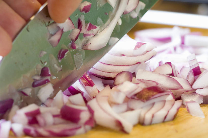 西方人,手,一个人,横图,俯视,室内,特写,白天,蔬菜,洋葱,金属制品,欧洲,欧洲人,仅一个男性,仅一个人,切开,握,新鲜,金属,工具,食品,案板,刀具,拿,拿着,砧板,食物,仅一个年轻男性,刀,切,手部,握着,有机食品,绿色食品,单手,玉葱,菜刀,剖面,切面,切菜刀,男人,男性,年轻男性,白种人,圆葱,洋葱头,球葱,葱头,半身,彩图,高角度拍摄,红洋葱