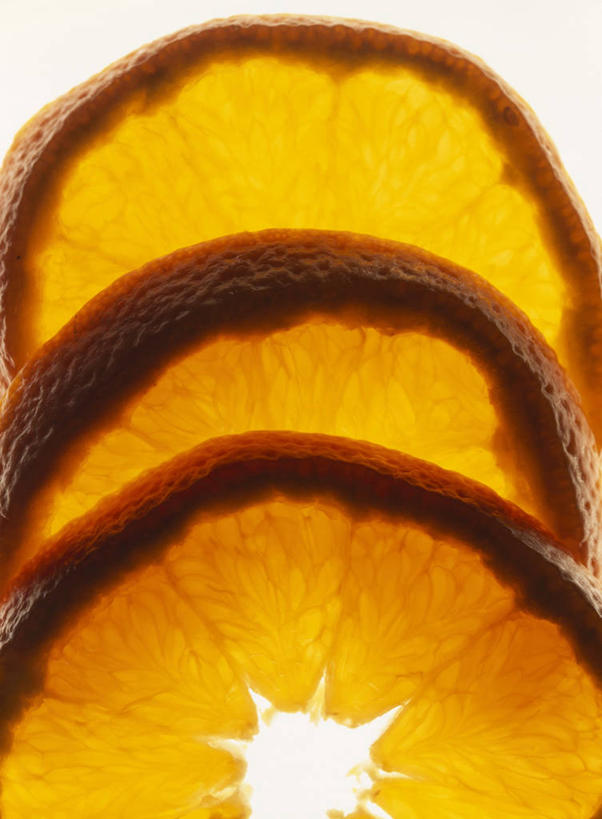 无人,竖图,俯视,室内,特写,白天,白色背景,桌面,桌子,水果,一排,切开,阴影,新鲜,整齐,反射,木制,影子,生食,食品,果实,三片,食物,排列,木制品,切,橙色,摄影,有机食品,绿色食品,影棚,甜橙,队列,剖面,切面,橙子,橙,彩图,高角度拍摄,影棚拍摄,拍摄,鹄壳,黄橙,黄果,金橙,金环,金球,糖橙