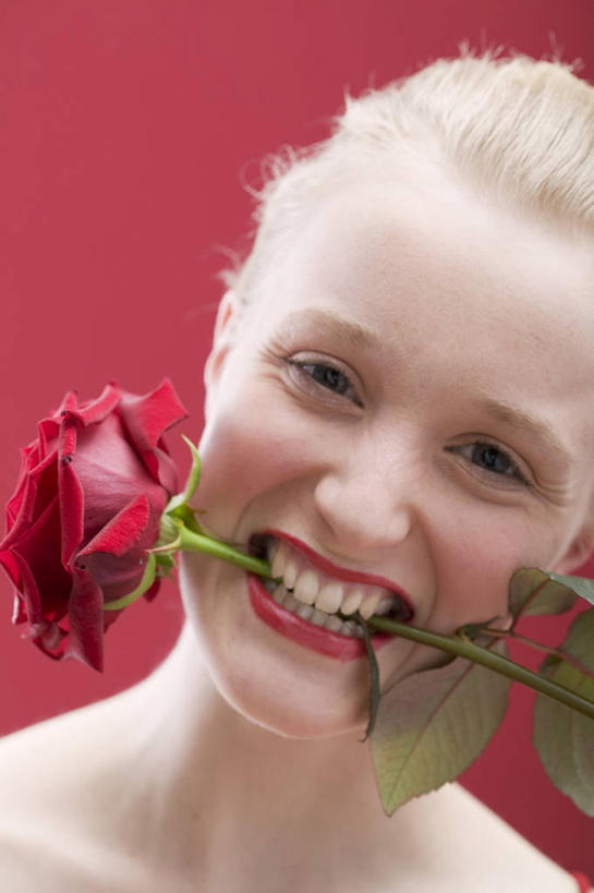 西方人,脸,头,脸颊,脖子,一个人,站,笑,微笑,露齿笑,竖图,室内,特写,白天,正面,爱情,幸福,纯洁,热情,玫瑰,欧洲,欧洲人,仅一个年轻女性,仅一个女性,仅一个人,咬,红色背景,盛开,玫瑰花,浪漫,花蕾,注视,肩膀,花,花瓣,花朵,鲜花,一朵,红色,花苞,花蕊,观察,看,站着,温暖,温馨,恩爱,摄影,红玫瑰,影棚,观看,咬着,和睦,察看,关注,感动,尊敬,天真,刺玫花,徘徊花,年轻女性,女人,女性,白种人,头部,脖,颈,颈部,脸部,脸蛋,面部,站立,半身,彩图,影棚拍摄,拍摄,融洽