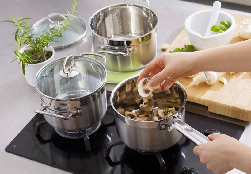 西方人,手,一个人,站,横图,俯视,室内,特写,白天,烹饪,桌面,桌子,蔬菜,厨具,叶子,金属制品,欧洲,欧洲人,双手,仅一个年轻女性,仅一个女性,仅一个人,握,阴影,新鲜,反射,金属,木制,炖锅,锅子,影子,菌菇,蘑菇,食品,绿叶,案板,拿,菌类,拿着,锅,砧板,食物,木制品,站着,手部,嫩叶,器皿,食用菌,握着,有机食品,绿色食品,锅具,灶具,研磨,臼杵,燃气灶,烹饪用具,研杵,研钵,臼,燃气具,年轻女性,女人,女性,白种人,叶,叶片,烹调用具,烹调,站立,半身,彩图,高角度拍摄