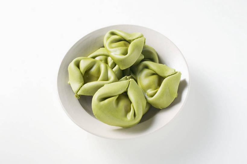 面食,面条,意大利面,无人,横图,俯视,室内,特写,白天,白色背景,西餐,桌面,桌子,餐具,一堆,阴影,堆叠,堆积,反射,木制,碟子,盘,影子,面,料理,食品,食物,一个,绿色,盘子,木制品,碟,西式,摄影,影棚,单个,堆,意大利馄饨,彩图,高角度拍摄,影棚拍摄,拍摄