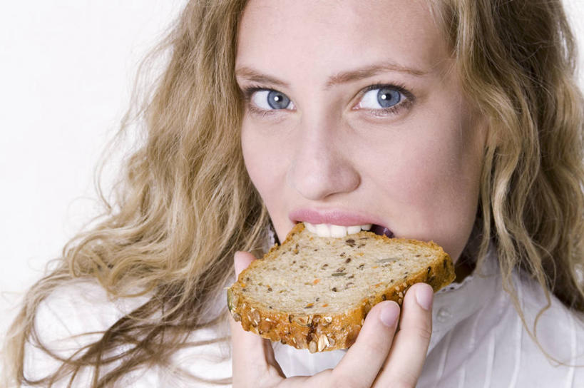 点心,面包,西方人,脸,头,脸颊,手,头发,一个人,横图,室内,特写,白天,白色背景,正面,欧洲,欧洲人,仅一个年轻女性,仅一个女性,仅一个人,一块,握,咬,服装,食品,面点,拿,拿着,注视,休闲装,食物,糕点,衣服,观察,看,休闲,手部,休闲服,金色,握着,摄影,服饰,影棚,观看,单手,咬着,察看,关注,年轻女性,女人,女性,白种人,头部,长发,卷发,脸部,脸蛋,面部,半身,彩图,影棚拍摄,拍摄