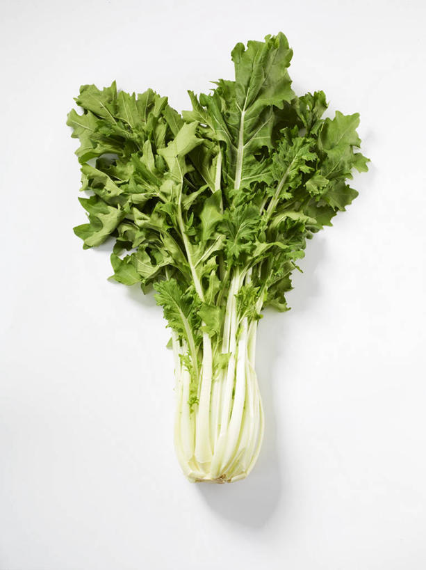 无人,竖图,俯视,室内,特写,白天,白色背景,植物,桌面,桌子,蔬菜,叶子,阴影,新鲜,反射,木制,纹理,影子,食品,绿叶,食物,绿色,木制品,嫩叶,摄影,有机食品,绿色食品,影棚,肌理,叶,叶片,叶脉,彩图,高角度拍摄,影棚拍摄,拍摄