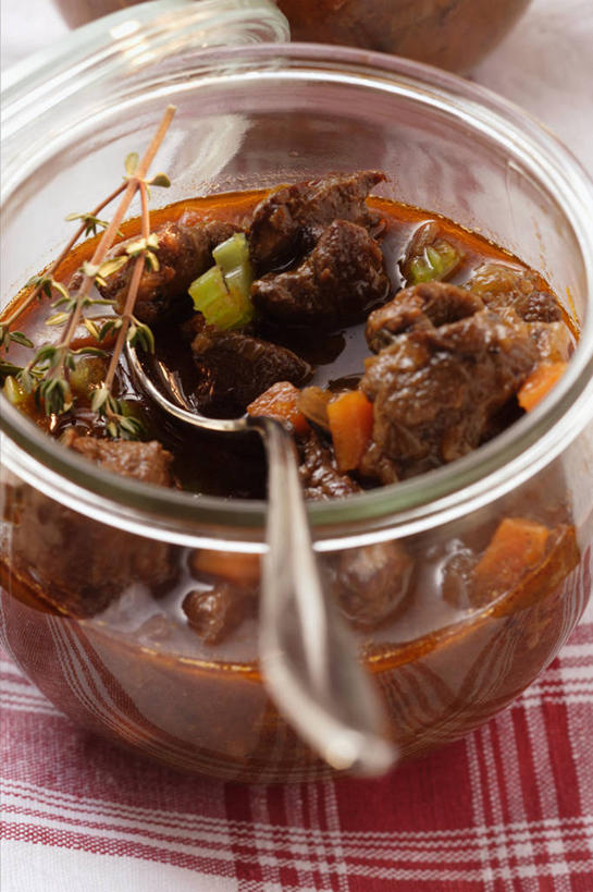 无人,竖图,俯视,室内,特写,白天,桌面,桌子,萝卜,胡萝卜,蔬菜,玻璃,金属制品,阴影,花纹,新鲜,反射,金属,木制,布,图案,影子,勺子,肉,食品,布纹,肉类,玻璃制品,食物,一个,玻璃瓶,木制品,瓶子,调羹,汤匙,有机食品,绿色食品,单个,布匹,肉食,广口瓶,鹿肉,红萝卜,甘荀,彩图,高角度拍摄