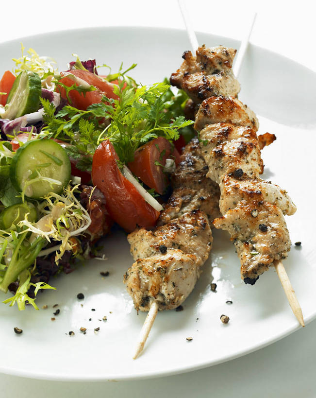 无人,竖图,俯视,室内,特写,白天,白色背景,植物,桌面,桌子,黄瓜,蔬菜,西红柿,餐具,叶子,阴影,新鲜,反射,木制,碟子,盘,纹理,影子,鸡肉,肉,生食,蔬菜沙拉,沙拉,食品,绿叶,色拉,沙律,肉类,竹签,食物,一个,绿色,盘子,木制品,碟,嫩叶,摄影,有机食品,绿色食品,影棚,单个,色拉酱,千岛酱,肉食,芝麻菜,取食签,肌理,德国芥菜,火箭生莱,芸芥,芝麻叶,紫花南芥,叶,叶片,叶脉,青瓜,胡瓜,番茄,彩图,高角度拍摄,影棚拍摄,拍摄