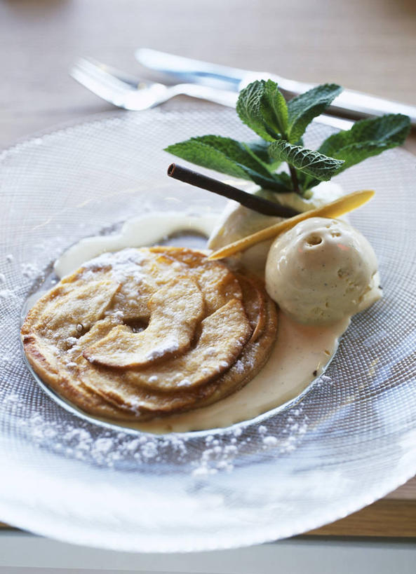 无人,竖图,俯视,室内,特写,白天,白色背景,植物,桌面,桌子,苹果,餐具,水果,叶子,阴影,新鲜,反射,木制,碟子,粉末,盘,纹理,影子,调味,面粉,生食,香料,佐料,食品,冰激凌,果实,绿叶,肉桂,清凉,粮食,食物,绿色,盘子,木制品,碟,冷饮,舒服,嫩叶,粉,冰淇淋,摄影,有机食品,绿色食品,影棚,农产品,解暑,配料,解渴,雪糕,桂皮,原材料,舒爽,肌理,作料,官桂,牡桂,筒桂,香桂,玉桂,冰糕,粉状,消暑,叶,叶片,叶脉,彩图,高角度拍摄,影棚拍摄,拍摄