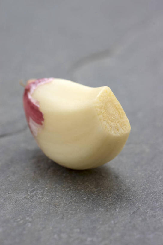 无人,竖图,俯视,室内,特写,白天,桌面,桌子,蔬菜,蒜,阴影,灰色背景,新鲜,反射,木制,影子,食品,蒜头,食物,木制品,摄影,有机食品,绿色食品,影棚,胡蒜,大蒜,彩图,高角度拍摄,影棚拍摄,拍摄