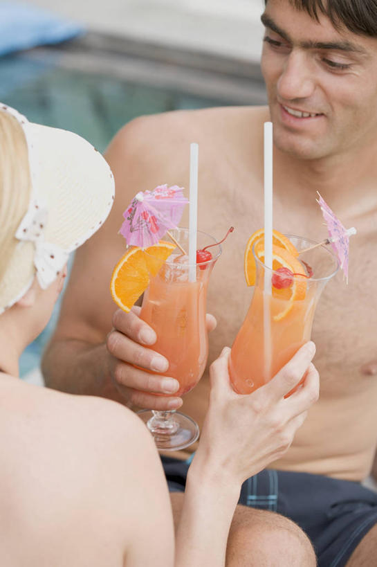 果汁,西方人,两个人,体育馆,游泳池,坐,笑,微笑,露齿笑,竖图,俯视,室内,白天,爱情,水,杯子,帽子,水果,欧洲,欧洲人,握,庆祝,新鲜,装饰,草帽,伞,纸伞,塑料,水池,水面,生食,食品,果实,饮品,浪漫,拿,拿着,注视,泳池,裸露,玻璃制品,食物,饮料,水杯,塑料制品,吸管,干杯,观察,看,碰杯,温暖,温馨,恩爱,交际,友好,握着,恋人,有机食品,绿色食品,观看,华丽,修饰,庆贺,点缀,和睦,察看,游泳馆,空心,甜橙,关注,可口,裸,礼仪,敬酒,小伞,劝酒,衬托,美观,雅致,雅观,饮管,适口,鸡尾酒伞,酒杯伞,伞签,男人,男性,年轻男性,年轻女性,女人,女性,白种人,情侣,玻璃杯,橙子,橙,坐着,半身,彩图,高角度拍摄,鹄壳,黄橙,黄果,金橙,金环,金球,糖橙,伴侣,融洽,圆柱状