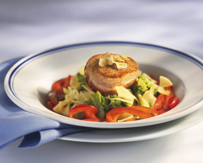 无人,横图,俯视,室内,特写,白天,桌面,桌子,辣椒,蔬菜,餐具,阴影,花纹,新鲜,反射,木制,布,碟子,盘,图案,影子,肉,食品,布纹,猪肉,肉类,食物,盘子,木制品,碟,有机食品,绿色食品,布匹,肉食,彩椒,辣角,红海椒,大椒,辣虎,广椒,豚肉,甜椒,柿子椒,辣子,海椒,番椒,灯笼椒,彩图,高角度拍摄