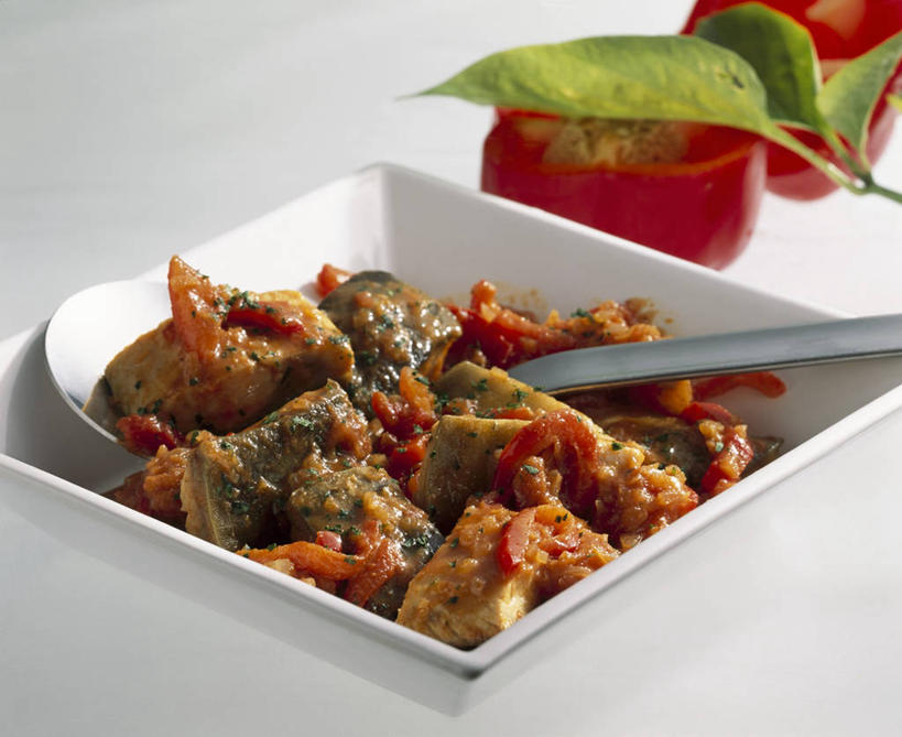 无人,横图,俯视,室内,特写,白天,白色背景,植物,桌面,桌子,蔬菜,西红柿,叶子,金属制品,阴影,新鲜,反射,金属,木制,纹理,影子,勺子,陶瓷,肉,牛肉,食品,绿叶,陶瓷制品,肉类,食物,一个,红色,绿色,木制品,容器,调羹,汤匙,碗,嫩叶,摄影,有机食品,绿色食品,影棚,单个,储藏,储存,肉食,肌理,叶,叶片,叶脉,番茄,彩图,高角度拍摄,影棚拍摄,拍摄,贮存