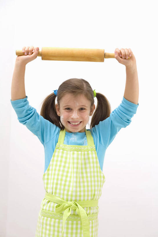西方人,儿童,一个人,站,举,笑,微笑,露齿笑,竖图,室内,白天,白色背景,正面,纯洁,欧洲,欧洲人,仅一个女性,仅一个人,握,服装,木制,擀面杖,围裙,拿,拿着,注视,休闲装,一个,小孩,衣服,蓝色,木制品,观察,看,托,站着,仅一个小孩,休闲,休闲服,可爱,童年,童趣,握着,摄影,服饰,影棚,单个,观看,察看,关注,童真,烂漫,无邪,天真,女孩,女人,女性,白种人,孩子,举起,举手,举着,向上举,向上伸,向上托,站立,半身,彩图,影棚拍摄,拍摄,女生