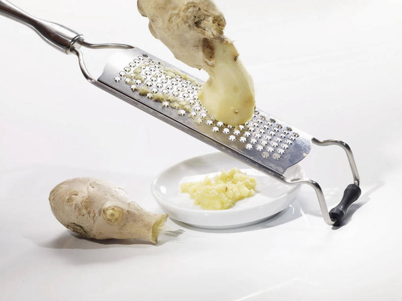 奶酪,无人,横图,俯视,室内,特写,白天,白色背景,桌面,桌子,姜,金属制品,阴影,反射,金属,木制,粉末,影子,陶瓷,干酪,起司,芝士粉,陶瓷制品,芝士,营养,木制品,容器,碗,粉,乳酪,摄影,影棚,储藏,乳制品,储存,止咳,发酵,止痛,粉状,粉剂,解毒,擦菜板,发汗,温肺,温胃,行气,止呕,百辣云,生姜,老姜,彩图,高角度拍摄,影棚拍摄,拍摄,擦丝板,刨菜板,刨菜器,切丝器,贮存,散寒