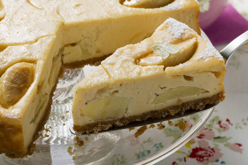 点心,无人,横图,俯视,室内,特写,白天,下午茶,桌面,桌子,苹果,餐具,水果,金属制品,阴影,新鲜,反射,金属,木制,布料,铲子,碟子,盘,影子,生食,食品,果实,布纹,桌布,食物,糕点,一个,盘子,餐巾,木制品,碟,台布,有机食品,绿色食品,单个,海绵蛋糕,奶酪蛋糕,乳酪蛋糕,彩图,高角度拍摄,蛋糕