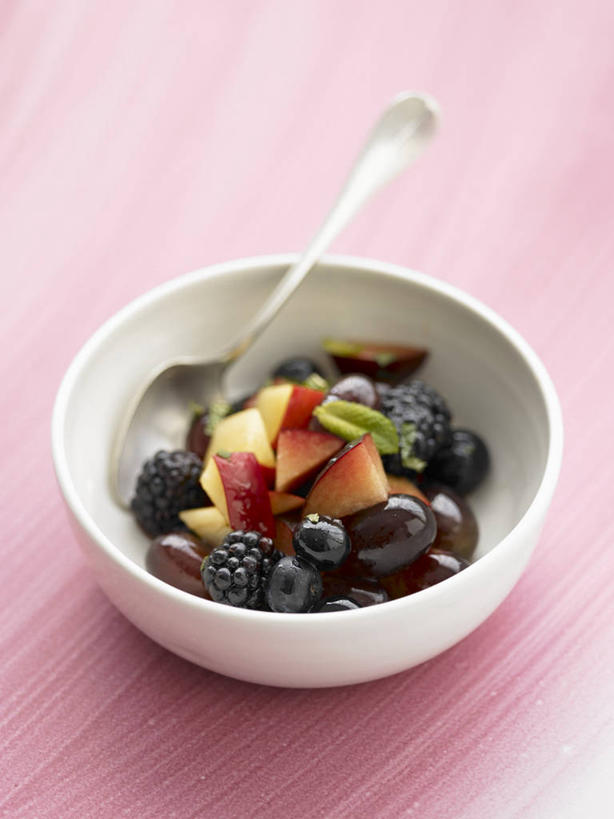 无人,竖图,俯视,室内,特写,白天,桌面,桌子,浆果,蓝莓,黑莓,桃子,水果,金属制品,阴影,粉色背景,新鲜,反射,金属,木制,影子,勺子,陶瓷,生食,沙拉,食品,果实,陶瓷制品,色拉,沙律,水果沙拉,食物,一个,木制品,容器,调羹,汤匙,碗,摄影,有机食品,绿色食品,影棚,单个,色拉酱,储藏,储存,千岛酱,肺果,露莓,山都柿,蓝浆果,蓝靛果,彩图,高角度拍摄,影棚拍摄,拍摄,贮存