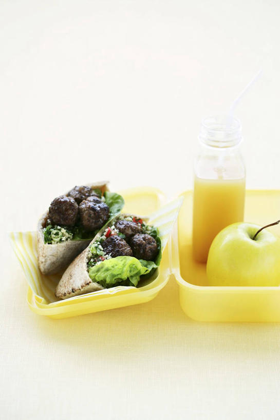 点心,面包,无人,竖图,俯视,室内,特写,白天,白色背景,桌面,桌子,苹果,水果,阴影,新鲜,反射,木制,影子,肉,生食,食品,面点,果实,丸子,肉类,肉丸,食物,糕点,木制品,摄影,有机食品,绿色食品,影棚,肉食,皮塔饼,口袋面包,彩图,高角度拍摄,影棚拍摄,拍摄