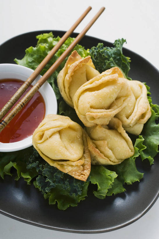 点心,馄饨,面食,无人,竖图,俯视,室内,特写,白天,白色背景,植物,筷子,桌面,桌子,蔬菜,餐具,叶子,一双,阴影,新鲜,反射,木制,碟子,盘,纹理,影子,陶瓷,调料,酱料,酱汁,油炸,佐料,料理,食品,面点,绿叶,陶瓷制品,调味品,调味料,文化,传统,酱,辣酱,美食,食物,一个,绿色,盘子,木制品,容器,碟,碗,中式,嫩叶,摄影,有机食品,绿色食品,影棚,单个,储藏,礼节,辣椒酱,储存,礼仪,肌理,扁肉,叶,叶片,叶脉,进餐用具,彩图,高角度拍摄,影棚拍摄,拍摄,炸馄饨,贮存