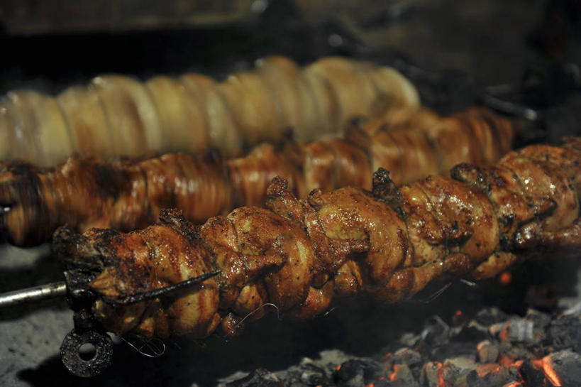 无人,横图,俯视,室内,特写,白天,烧烤,热情,煤炭,火,朦胧,模糊,火焰,鸡肉,肉,烤架,烤肉,燃烧,肉类,竹签,铁架,能源,燃料,煤,能量,肉食,取食签,煤矿,矿业,化石燃料,彩图,高角度拍摄