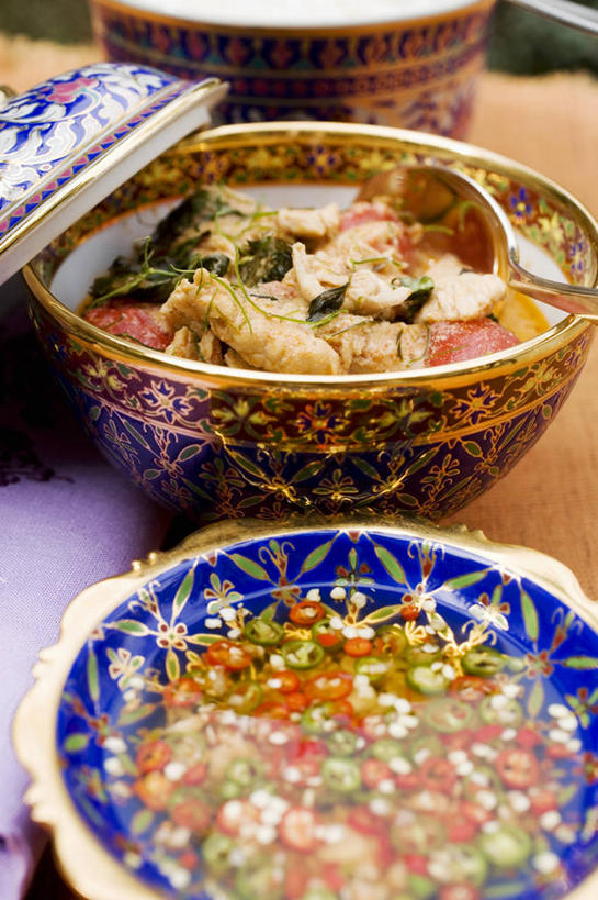 咖哩,无人,竖图,俯视,室内,特写,白天,烹饪,桌面,桌子,辣椒,蔬菜,土豆,餐具,阴影,新鲜,反射,木制,碟子,盘,影子,陶瓷,调料,鸡肉,肉,料理,食品,陶瓷制品,调味品,调味料,咖喱,菜肴,美食,肉类,食物,盘子,木制品,容器,碟,碗,佳肴,有机食品,绿色食品,储藏,储存,肉食,咖喱鸡,咖喱鸡块,辣角,红海椒,大椒,辣虎,广椒,馍馍蛋,印度菜,印度料理,洋芋,山药蛋,马铃薯,辣子,红辣椒,海椒,番椒,彩图,高角度拍摄,贮存