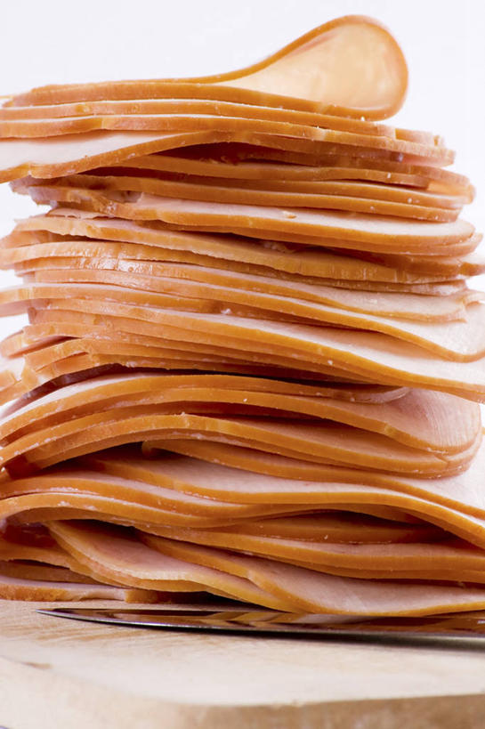 无人,竖图,室内,特写,白天,白色背景,仰视,桌面,桌子,一堆,切开,阴影,堆叠,堆积,反射,木制,影子,肉,火腿,猪肉,肉类,腌制,木制品,切,摄影,影棚,堆,剖面,肉食,切面,豚肉,熏制,火肉,兰熏,猪腿,彩图,低角度拍摄,影棚拍摄,拍摄