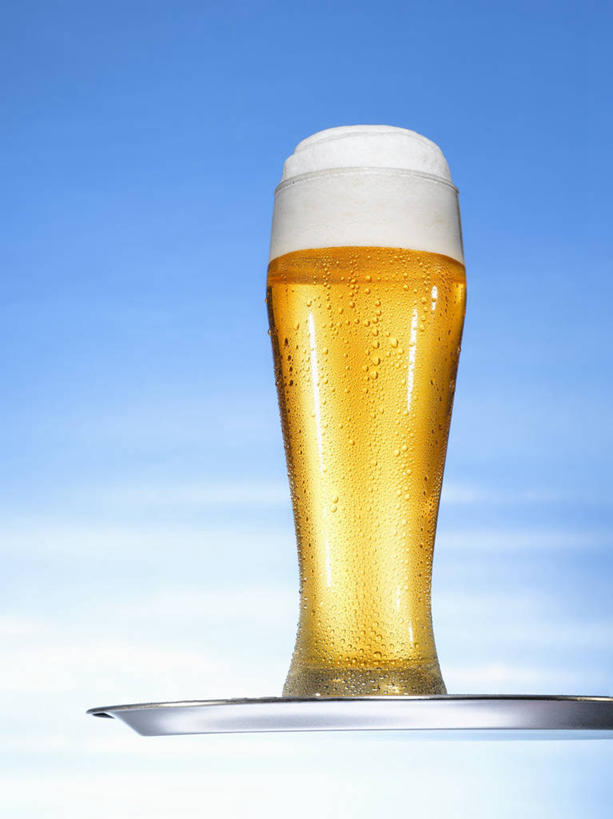 啤酒,无人,竖图,室内,特写,白天,仰视,杯子,餐具,金属制品,蓝色背景,金属,碟子,盘,酒类,玻璃制品,酒,饮料,一个,黄色,盘子,酒杯,啤酒杯,碟,摄影,影棚,单个,玻璃杯,彩图,低角度拍摄,影棚拍摄,拍摄