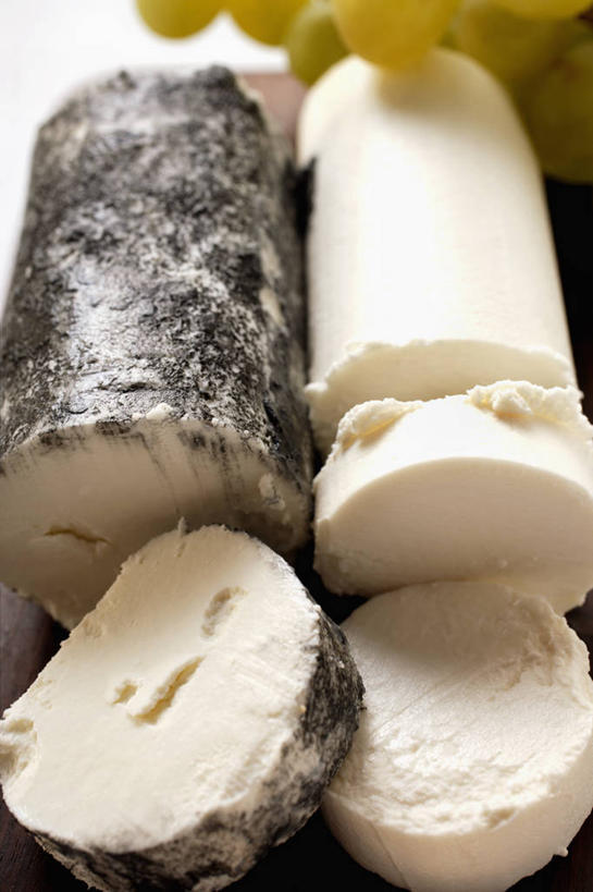 奶酪,无人,竖图,俯视,室内,特写,白天,桌面,桌子,葡萄,水果,两块,切开,阴影,新鲜,反射,木制,影子,生食,干酪,起司,食品,果实,芝士,营养,食物,白色,灰色,木制品,切,乳酪,有机食品,绿色食品,乳制品,发酵,剖面,切面,山羊奶酪,山葫芦,蒲桃,草龙珠,彩图,高角度拍摄