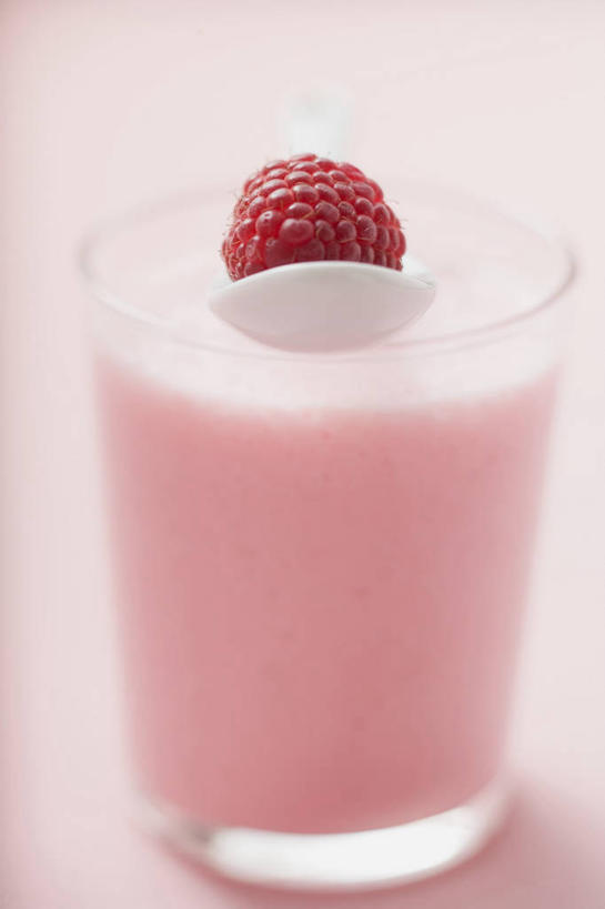 无人,竖图,俯视,室内,特写,白天,桌面,桌子,杯子,水果,阴影,粉色背景,新鲜,反射,木制,影子,勺子,生食,食品,甜点,甜品,果实,玻璃制品,食物,饮料,一个,红色,木制品,水杯,调羹,汤匙,甜食,冰淇淋,摄影,有机食品,绿色食品,影棚,单个,鲜奶,奶昔,山莓,树莓,三月泡,四月泡,山抛子,刺葫芦,悬钩子,馒头菠,高脚菠,龙船泡,泡儿刺,玻璃杯,彩图,高角度拍摄,影棚拍摄,拍摄