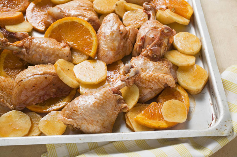 无人,横图,俯视,室内,特写,白天,烹饪,桌面,桌子,餐具,水果,金属制品,阴影,新鲜,反射,金属,木制,碟子,盘,影子,鸡肉,肉,生食,料理,食品,果实,菜肴,美食,肉类,食物,一个,盘子,木制品,碟,烤鸡,佳肴,有机食品,绿色食品,单个,甜橙,肉食,橙子,橙,彩图,高角度拍摄,鹄壳,黄橙,黄果,金橙,金环,金球,糖橙