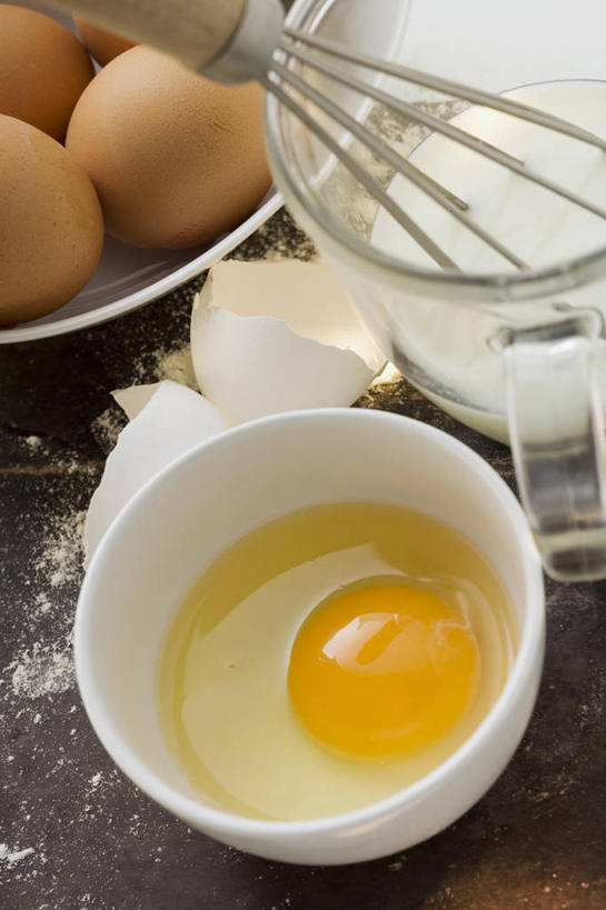 牛奶,无人,竖图,俯视,室内,特写,白天,烹饪,桌面,桌子,厨具,玻璃,金属制品,阴影,反射,金属,木制,影子,蛋,鸡蛋,饮品,营养,玻璃制品,饮料,木制品,容器,打蛋器,搅拌器,碗,储藏,乳制品,奶,牛乳,储存,烹饪用具,安神,卵,手动打蛋器,烹调用具,烹调,彩图,高角度拍摄,贮存