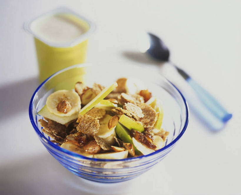 牛奶,无人,横图,俯视,室内,特写,白天,白色背景,早餐,桌面,桌子,苹果,香蕉,杏仁,杯子,水果,玻璃,金属制品,阴影,朦胧,模糊,新鲜,反射,金属,木制,影子,勺子,谷物,生食,食品,果实,饮品,营养,酸奶,美食,饮食,玻璃制品,食物,饮料,一个,木制品,容器,纸制品,调羹,汤匙,碗,保健,摄影,有机食品,绿色食品,影棚,单个,储藏,纸杯,麦片,乳制品,奶,储存,一次性杯子,发酵,优格,优酪乳,杏子,杏梅仁,杏核仁,木落子,苦杏仁,甘蕉,彩图,高角度拍摄,影棚拍摄,拍摄,贮存