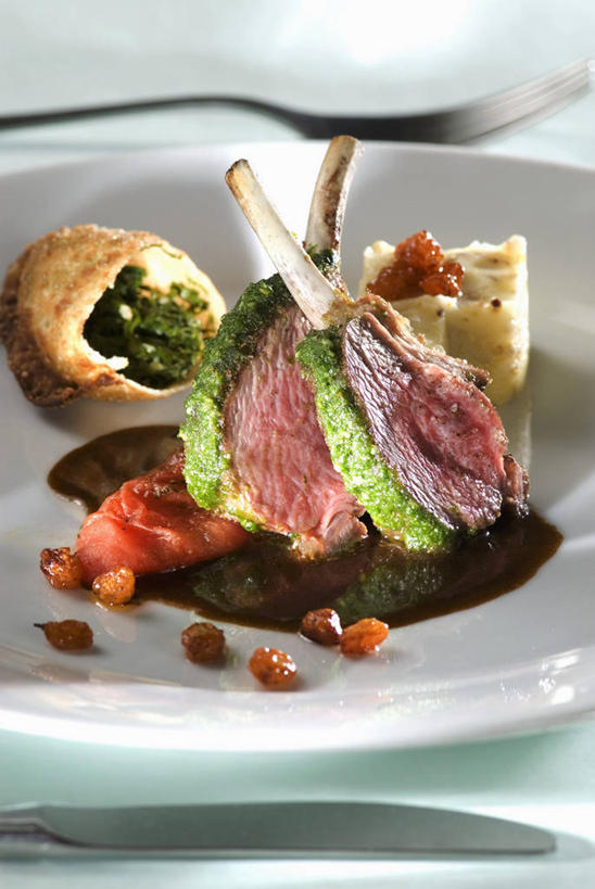 无人,竖图,俯视,室内,特写,白天,烹饪,西餐,桌面,桌子,葡萄,蔬菜,蒜,西红柿,餐具,阴影,新鲜,反射,木制,碟子,盘,影子,调料,酱料,酱汁,肉,生食,蔬菜沙拉,佐料,沙拉,羊排,料理,食品,调味品,调味料,蒜头,色拉,羊肉,酱,沙律,菜肴,美食,肉类,食物,一个,盘子,木制品,碟,葡萄干,西式,佳肴,有机食品,绿色食品,单个,色拉酱,千岛酱,肉食,胡蒜,乌珠木,山葫芦,蒲桃,草龙珠,番茄,大蒜,彩图,高角度拍摄