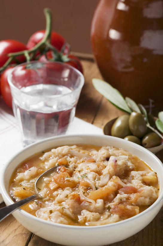 点心,面包,无人,竖图,俯视,室内,特写,白天,烹饪,西餐,水,植物,桌面,桌子,橄榄,蔬菜,西红柿,杯子,水果,叶子,阴影,朦胧,模糊,新鲜,反射,木制,纹理,液体,影子,陶瓷,蔬菜汤,汤,料理,食品,面点,绿叶,陶瓷制品,饮用水,菜肴,美食,玻璃制品,食物,糕点,一个,绿色,木制品,容器,水杯,碗,矿泉水,嫩叶,西式,佳肴,有机食品,绿色食品,单个,储藏,储存,蒸馏水,白面包,肌理,羹汤,叶,叶片,叶脉,玻璃杯,青果,白榄,番茄,彩图,高角度拍摄,贮存