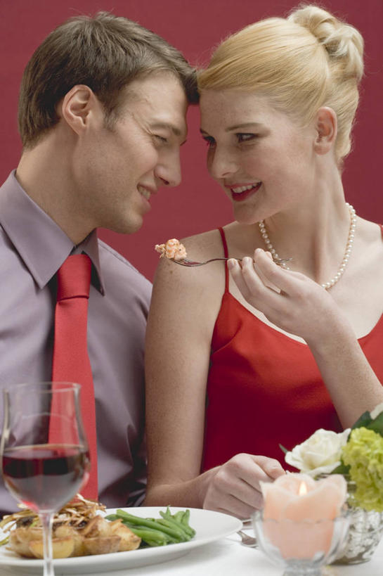 红酒,葡萄酒,西方人,两个人,餐厅,坐,笑,微笑,露齿笑,竖图,室内,白天,正面,晚礼服,爱情,餐桌,桌子,蔬菜,杯子,餐具,欧洲,欧洲人,握,新鲜,碟子,高脚杯,盘,勺子,生食,蔬菜沙拉,沙拉,食品,领带,红酒杯,酒类,浪漫,拿,拿着,注视,色拉,沙律,相视,玻璃制品,酒,食物,饮料,红色,盘子,酒杯,调羹,碟,汤匙,观察,看,温暖,温馨,面对面,红葡萄酒,恩爱,握着,恋人,有机食品,绿色食品,餐台,观看,色拉酱,对视,和睦,察看,互视,象征,庄重,葡萄酒杯,关注,千岛酱,相对,身份,相看,正式,地位,男人,男性,年轻男性,年轻女性,女人,女性,白种人,情侣,玻璃杯,坐着,半身,彩图,晚宴服,舞会服,洋服,洋装,夜礼服,餐馆,饭店,饭馆,伴侣,融洽