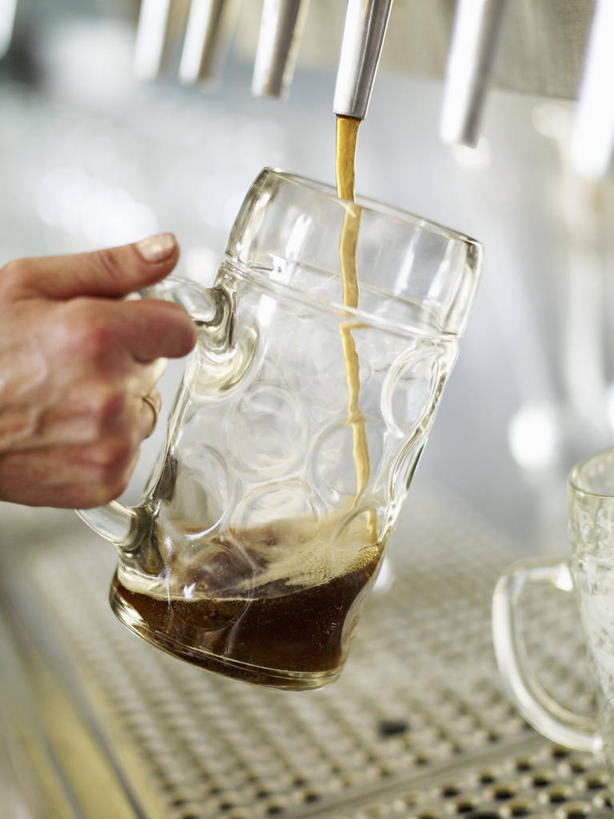 啤酒,西方人,手,一个人,竖图,室内,特写,白天,正面,杯子,欧洲,欧洲人,仅一个男性,仅一个人,握,水龙头,酒类,一杯,拿,拿着,开关,玻璃制品,酒,饮料,仅一个年轻男性,一个,酒杯,啤酒杯,打开,手部,握着,单个,单手,阀门,开启,水咀,男人,男性,年轻男性,白种人,玻璃杯,半身,彩图