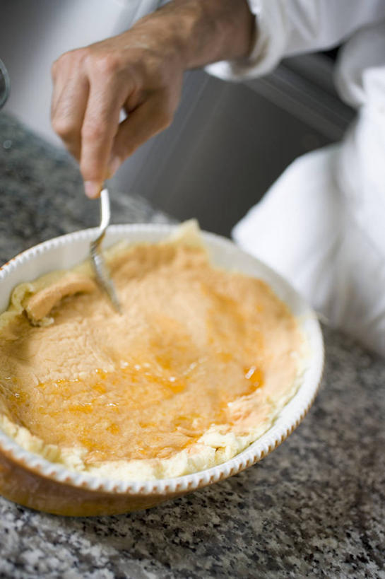 点心,西方人,手,一个人,站,竖图,俯视,室内,特写,白天,下午茶,桌面,桌子,餐具,金属制品,欧洲,欧洲人,仅一个男性,仅一个人,握,阴影,服装,反射,金属,叉子,碟子,盘,影子,大理石,食品,拿,拿着,休闲装,食物,糕点,仅一个年轻男性,一个,衣服,白色,盘子,碟,果酱,站着,休闲,手部,休闲服,握着,服饰,单个,单手,面点师,烘焙师,餐叉,海绵蛋糕,大理石制品,果子酱,男人,男性,年轻男性,白种人,进餐用具,站立,半身,彩图,高角度拍摄,蛋糕