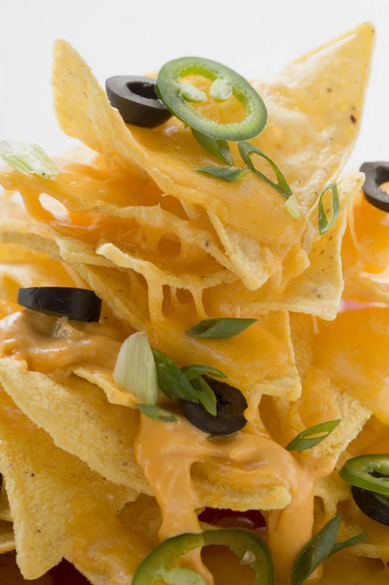 点心,奶酪,无人,竖图,俯视,室内,特写,白天,白色背景,橄榄,辣椒,蔬菜,叶子,切开,阴影,新鲜,反射,影子,玉米片,干酪,起司,食品,绿叶,芝士,营养,食物,快餐,零食,切,嫩叶,乳酪,摄影,有机食品,绿色食品,影棚,黑橄榄,乳制品,发酵,剖面,垃圾食品,乌橄榄,切面,乌榄,辣角,红海椒,大椒,辣虎,广椒,油橄榄,叶,叶片,青果,白榄,辣子,红辣椒,海椒,番椒,彩图,高角度拍摄,影棚拍摄,拍摄