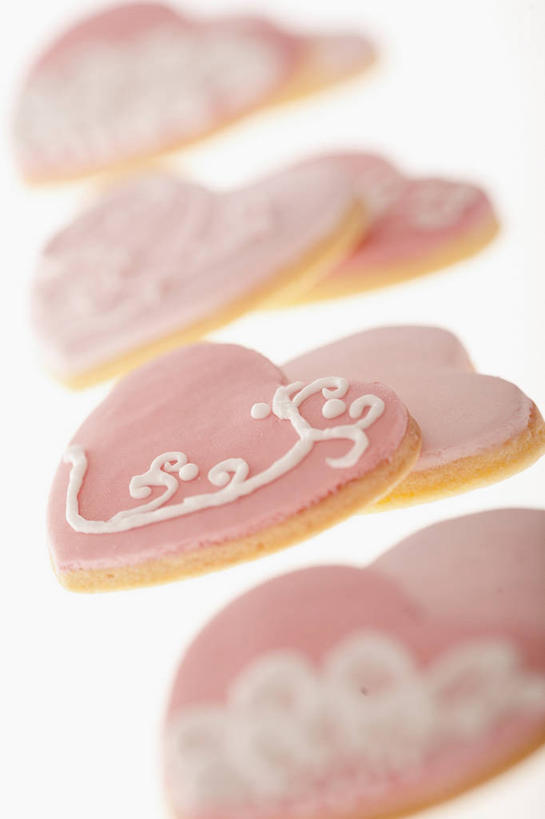 点心,无人,竖图,俯视,室内,特写,白天,白色背景,爱情,桌面,桌子,一排,阴影,爱心,朦胧,模糊,整齐,并列,并排,反射,木制,影子,食品,曲奇,浪漫,食物,排列,粉色,木制品,饼干,零食,温暖,温馨,心形,恩爱,摄影,影棚,和睦,队列,平行,曲奇饼,曲奇饼干,心型,彩图,高角度拍摄,影棚拍摄,拍摄,融洽