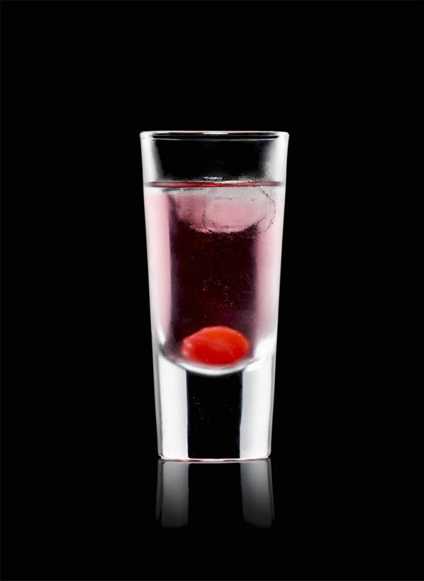 无人,竖图,室内,特写,白天,正面,桌面,桌子,樱桃,杯子,水果,阴影,黑色背景,新鲜,反射,木制,影子,生食,食品,果实,酒类,文化,玻璃制品,酒,食物,饮料,一个,红色,木制品,水杯,鸡尾酒,调酒,摄影,有机食品,绿色食品,影棚,单个,创造,想象,玻璃杯,樱珠,莺桃,英桃,楔桃,牛桃,荆桃,彩图,影棚拍摄,拍摄