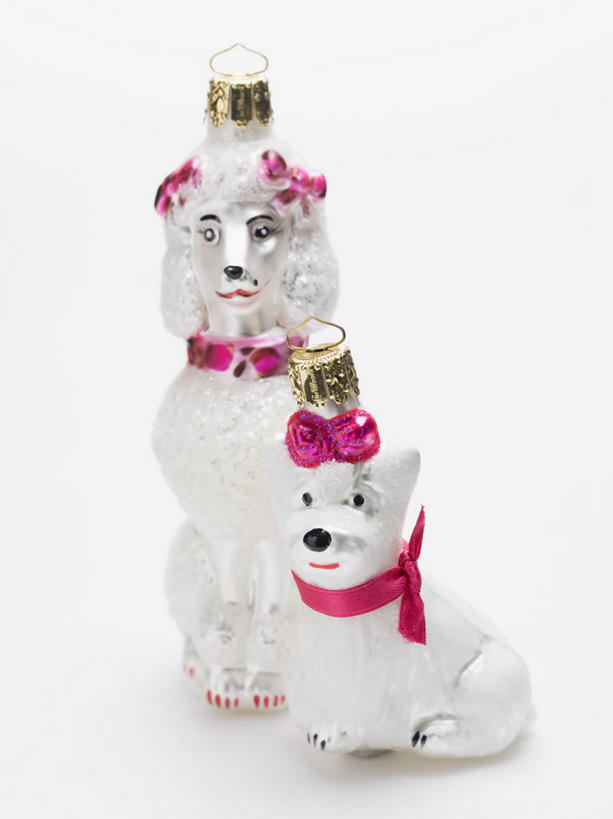 无人,竖图,俯视,室内,特写,白天,白色背景,桌面,桌子,宠物,狗,静物,圣诞节,阴影,节日,庆祝,装饰,反射,木制,影子,文化,两个,白色,动物,木制品,庆典,可爱,摄影,影棚,纪念,华丽,修饰,点缀,忠诚,衬托,美观,雅致,雅观,犬,彩图,高角度拍摄,影棚拍摄,拍摄