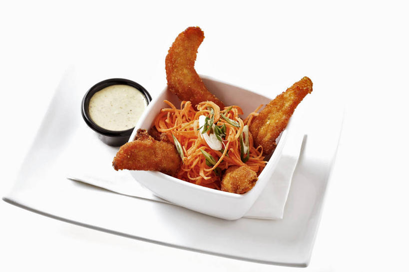 点心,面包,无人,横图,俯视,室内,特写,白天,白色背景,烹饪,桌面,桌子,餐具,阴影,反射,木制,碟子,盘,影子,陶瓷,调料,鸡肉,酱料,酱汁,茄汁,肉,油炸,佐料,料理,食品,面点,陶瓷制品,调味品,调味料,番茄酱,鸡块,酱,菜肴,美食,肉类,食物,糕点,一个,盘子,餐巾,木制品,容器,碟,碗,摄影,佳肴,影棚,单个,储藏,储存,炸鸡块,肉食,保洁方巾,口布,彩图,高角度拍摄,影棚拍摄,拍摄,贮存