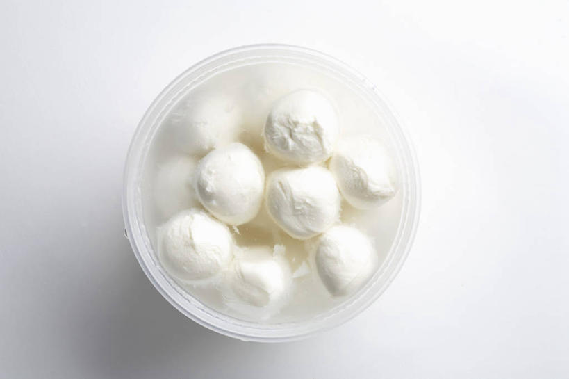 奶酪,无人,横图,俯视,室内,特写,白天,白色背景,水,桌面,桌子,一堆,阴影,堆叠,堆积,反射,木制,液体,影子,陶瓷,调料,盐,干酪,起司,陶瓷制品,调味品,芝士,营养,调味料,饮用水,食盐,一个,白色,木制品,容器,碗,矿泉水,乳酪,摄影,影棚,单个,储藏,堆,乳制品,储存,发酵,蒸馏水,马苏里拉,马苏里拉奶酪,马祖里拉,莫扎雷拉,莫兹瑞拉,莫扎里拉,彩图,高角度拍摄,影棚拍摄,拍摄,贮存