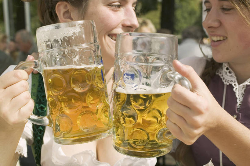 啤酒,西方人,两个人,伙伴,朋友,坐,笑,微笑,露齿笑,横图,室外,白天,正面,民族服装,友谊,杯子,欧洲,欧洲人,握,服装,节日,朦胧,模糊,庆祝,酒类,拿,拿着,注视,文化,玻璃制品,酒,饮料,衣服,酒杯,啤酒杯,啤酒节,干杯,观察,看,碰杯,庆典,交际,友好,握着,服饰,观看,纪念,庆贺,察看,衣着,穿着,关注,礼仪,敬酒,劝酒,衣饰,慕尼黑啤酒节,友情,年轻女性,女人,女性,白种人,玻璃杯,坐着,半身,彩图,传统服装,民俗服