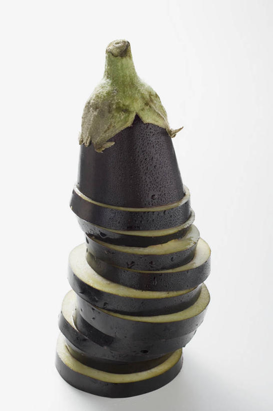 无人,竖图,俯视,室内,特写,白天,白色背景,桌面,桌子,茄子,蔬菜,切开,阴影,新鲜,反射,木制,影子,食品,食物,紫色,木制品,切,摄影,有机食品,绿色食品,影棚,剖面,切面,落苏,酪酥,昆仑瓜,矮瓜,彩图,高角度拍摄,影棚拍摄,拍摄