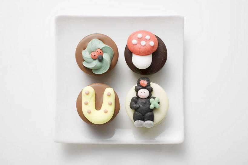 点心,无人,横图,俯视,室内,特写,白天,白色背景,桌面,桌子,餐具,阴影,反射,木制,碟子,盘,影子,食品,甜点,食物,糕点,一个,盘子,木制品,碟,饼干,甜食,零食,四个,摄影,影棚,单个,装饰饼干,彩图,高角度拍摄,影棚拍摄,拍摄