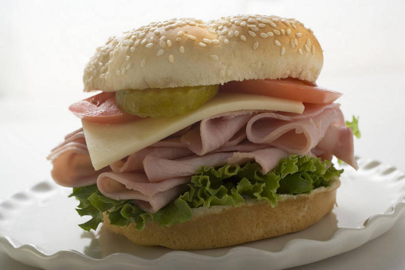 点心,面包,奶酪,无人,横图,俯视,室内,特写,白天,白色背景,烹饪,西餐,桌面,桌子,黄瓜,蔬菜,西红柿,餐具,阴影,新鲜,反射,木制,碟子,盘,影子,生菜,莴苣,肉,芝麻,干酪,汉堡,起司,料理,食品,面点,芝士,营养,火腿,猪肉,菜肴,美食,肉类,食物,腌制,糕点,一个,盘子,木制品,碟,快餐,乳酪,西式,摄影,佳肴,有机食品,绿色食品,影棚,单个,乳制品,发酵,肉食,西式快餐,垃圾食品,小圆面包,豚肉,脂麻,胡麻,白麻,巨胜子,春菜,鹅仔菜,莴仔菜,千金菜,油麻,叶用莴苣,熏制,火肉,兰熏,猪腿,青瓜,胡瓜,番茄,彩图,高角度拍摄,影棚拍摄,拍摄