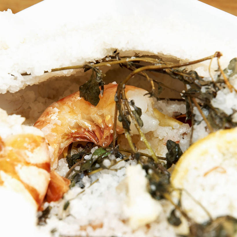 海鲜,无人,方图,俯视,室内,特写,白天,植物,桌面,桌子,餐具,阴影,朦胧,模糊,反射,木制,碟子,盘,影子,调料,虾,盐,草药,药草,调味品,调味料,水产,大虾,中药,食盐,海洋生物,一个,盘子,木制品,碟,对虾,单个,水生动物,海产品,药材,中草药,水生物,海底动物,斑节虾,中药材,本草,东方对虾,中国对虾,彩图,高角度拍摄